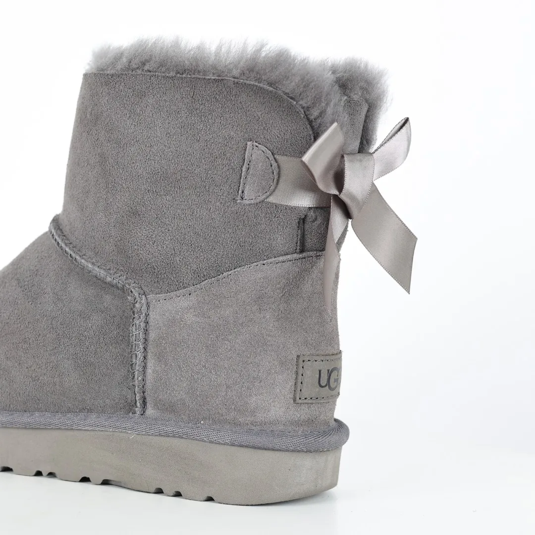 Pick up locally 💰600 Core recommended good price Independently developed original outsole and cashmere insole to keep you warm in winter and suitable for home use. In the new year, uug launched a style series, which is partially geared towards the preferences of young consumers and has also moved to the forefront of fashion trends. Shoe body material Water-repellent coated suede upper 17 mm UGGPURE™ implanted wool insole Lightweight non-slip comfortable rubber outsole With brand LOGO trademark Comes with a full set of packaging Size: 35 36 37 38 39 40